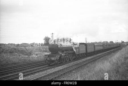 LNER V2 2-6-2 4771 freccia verde su un treno passeggeri Foto Stock