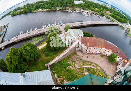 Vista fisheye sulla città vecchia dal ponte di osservazione di Vyborg castello di Vyborg, Russia Foto Stock