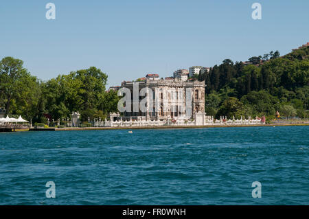 In il Bosforo, una villa costiera. Foto Stock