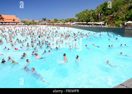 Un sacco di turisti che si godono onde artificiali in Siam Park sull'isola di Tenerife, Spagna Foto Stock