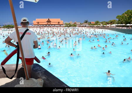 Un sacco di turisti che si godono onde artificiali in Siam Park sull'isola di Tenerife, Spagna Foto Stock