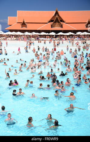 Un sacco di turisti che si godono onde artificiali in Siam Park sull'isola di Tenerife, Spagna Foto Stock