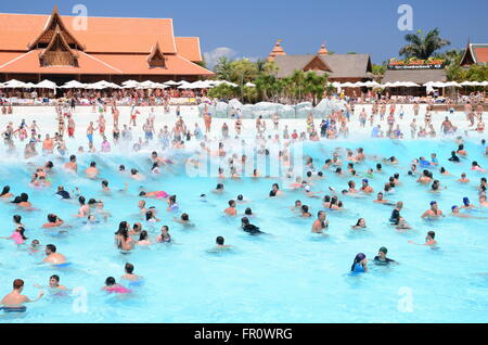 Un sacco di turisti che si godono onde artificiali in Siam Park sull'isola di Tenerife, Spagna Foto Stock