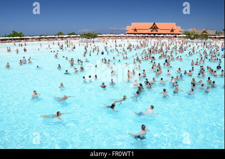 Un sacco di turisti che si godono onde artificiali in Siam Park sull'isola di Tenerife, Spagna Foto Stock