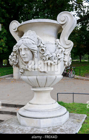 Scultura in pietra di una faccia di un grande vaso decoro in Italian Gardens a Londra, Regno Unito. Foto Stock