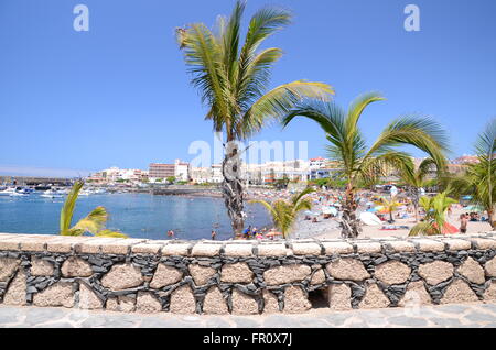 Pittoresca spiaggia di Playa de San Juan. Playa de San Juan è un piccolo villaggio di pescatori che si trova a sud-ovest dell'isola di Tenerife. Foto Stock
