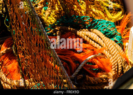 Colorate le reti da pesca preinstallato su una barca da pesca. Foto Stock