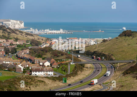 Vista in lontananza Dover Harbour e le bianche scogliere con un20 su strada e carrelli in primo piano Kent Foto Stock