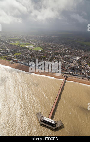 Trattare Kent vista aerea con Pier e il mare Foto Stock