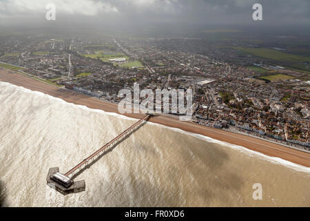 Trattare Kent vista aerea con Pier e il mare Foto Stock