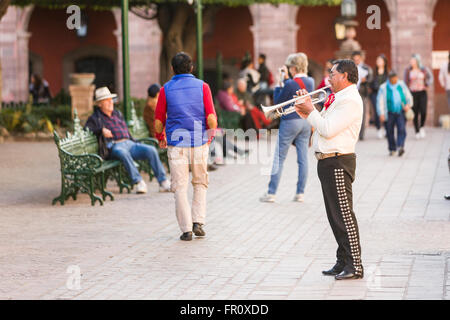 Un musicista mariachi svolge la sua tromba lungo Jardin piazza nel centro storico di San Miguel De Allende, Messico. Foto Stock