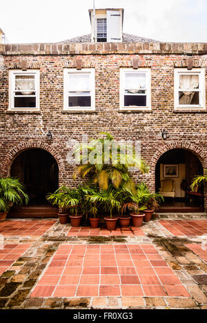 Cortile, il Pub Mainbrace, rame & Lumber Store, Nelson's Dockyard, English Harbour, Antigua Foto Stock