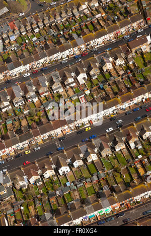 Vista aerea di case a schiera e giardini, Inghilterra Foto Stock