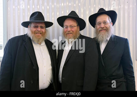 3 religiosi rabbini Ebrei che sono fratelli a Ohel in Cambria Heights Queens, a New York. Foto Stock
