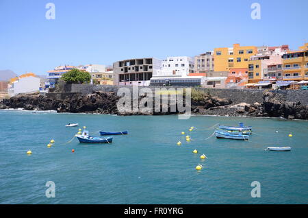 Pittoresca baia di Los Abrigos - piccolo villaggio di pescatori nel sud dell'isola di Tenerife. Foto Stock
