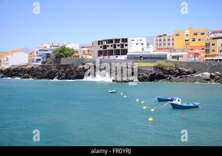 Pittoresca baia di Los Abrigos - piccolo villaggio di pescatori nel sud dell'isola di Tenerife. Foto Stock
