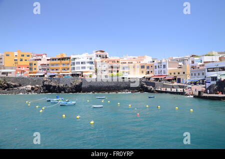 Pittoresca baia di Los Abrigos - piccolo villaggio di pescatori nel sud dell'isola di Tenerife. Foto Stock