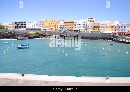 Pittoresca baia di Los Abrigos - piccolo villaggio di pescatori nel sud dell'isola di Tenerife. Foto Stock