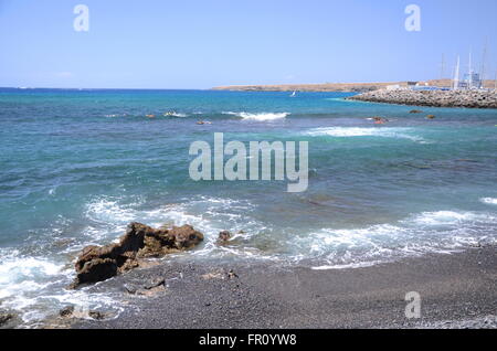 Nero pittoresca spiaggia di ciottoli di Las Galletas a sud di Tenerife, Spagna Foto Stock