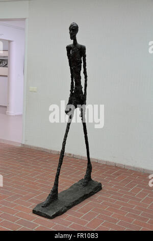 "Uomo a piedi II " di Alberto Giacometti nel Museo Kröller-Müller, Otterlo, Paesi Bassi. Foto Stock