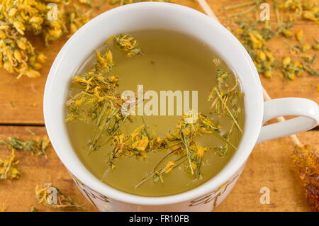 St Johns wort tè e circondato da essiccato piante kantarion Foto Stock