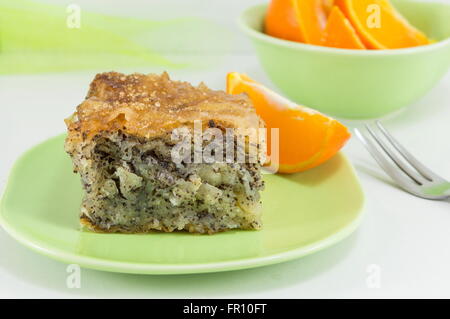 Succosa baklava su una lastra decorata con noci e servita con arancia Foto Stock