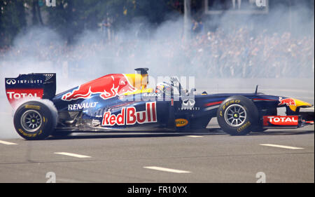 Kiev, Ucraina - 19 Maggio 2012: Daniel Ricciardo della Red Bull Racing Team rigidi RB7 racing auto durante la Red Bull Champions Parade per le strade della città di Kyiv Foto Stock