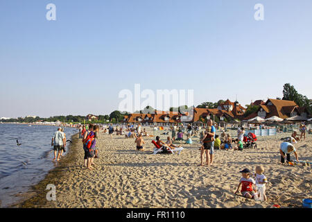 SOPOT, Polonia - 26 luglio 2012: affollata spiaggia municipale di Sopot, Mar Baltico, Polonia Foto Stock