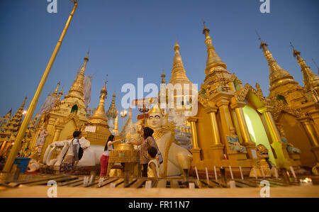 Golden Shwedagon Paya, il più sacro luogo di pellegrinaggio in Yangon, Myanmar Foto Stock