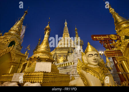 Golden Shwedagon Paya, il più sacro luogo di pellegrinaggio in Yangon, Myanmar Foto Stock