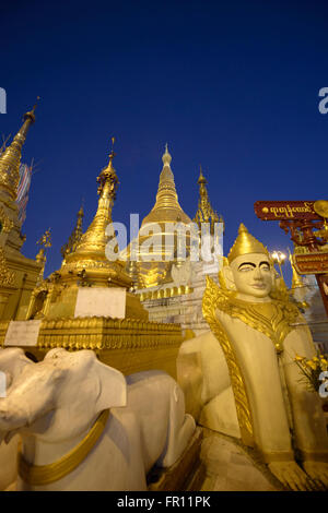 Golden Shwedagon Paya, il più sacro luogo di pellegrinaggio in Yangon, Myanmar Foto Stock