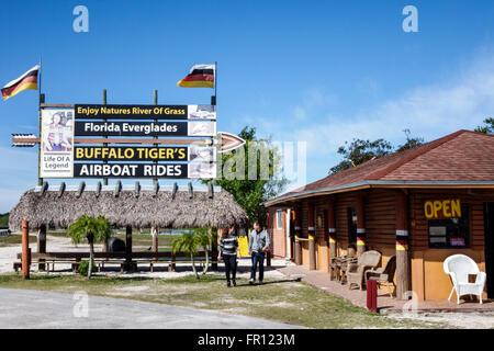 Florida Everglades, Tamiami Trail, Miccosukee Seminole Tribe Reservation, nativi americani Indiani indigeni popoli, segno, Buffalo Tiger's Airboat Rides, fl Foto Stock