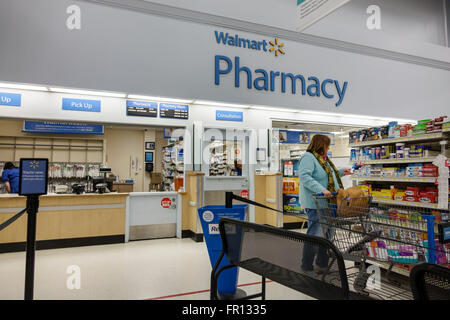 Florida,Sud,FL,New Port Richey,Walmart Big-Box,discount grandi magazzini,interior Inside,shopping shopper shopping negozi mercati di mercato marketp Foto Stock