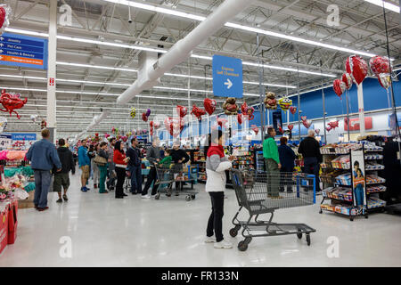 Florida,Sud,FL,New Port Richey,Walmart Big-Box,discount grandi magazzini,interior Inside,shopping shopper shopping negozi mercati di mercato marketp Foto Stock