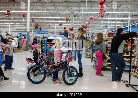 Florida,Sud,FL,New Port Richey,Walmart Big-Box,discount grandi magazzini,interior Inside,shopping shopper shopping negozi mercati di mercato marketp Foto Stock