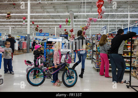 Florida,Sud,FL,New Port Richey,Walmart Big-Box,discount grandi magazzini,interior Inside,shopping shopper shopping negozi mercati di mercato marketp Foto Stock