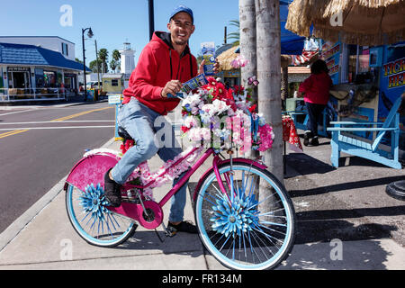 Florida Tarpon Springs, Boulevard Dodecanese, bicicletta rosa, bicicletta, fiori, adulto ispanico, adulti, uomo uomo maschio, depliant, FL160212008 Foto Stock