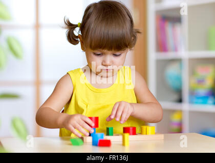 Bambino ragazza ragazzo giocando con i giocattoli sorter Foto Stock