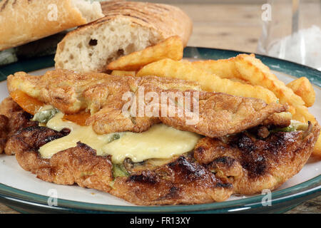 Testa a fungo di formaggio e peperoni frittata con patate fritte Foto Stock