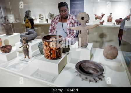 Orlando Florida,North Orange District,Loch Haven Park,Orlando Museum of Art,interior Inside,galleria,adulti adulti neri,donne donne donne,cercando,Sout Foto Stock