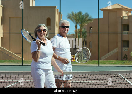 Coppia senior sul campo da tennis Foto Stock