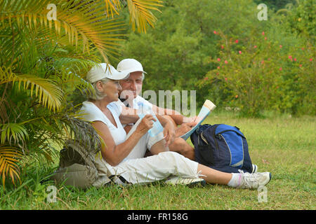 Coppia di anziani riposo a resort tropicale Foto Stock