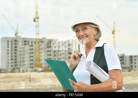 Senior donna in in costruzione Foto Stock