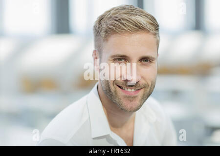 Close up ritratto imprenditore sorridente Foto Stock