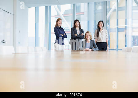 Livello di superficie verticale imprenditrice fiducioso nella sala conferenze Foto Stock