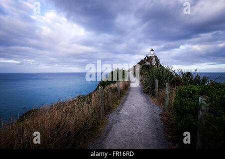 Nugget Point Lighthouse al crepuscolo - Otago, Nuova Zelanda Foto Stock