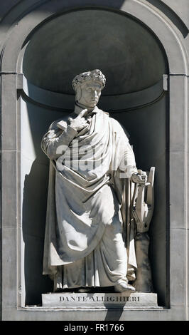 Dante Alighieri nelle nicchie del colonnato degli Uffizi a Firenze, Italia Foto Stock