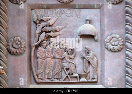 Il lavaggio dei piedi del San Ranieri porta della Cattedrale Santa Maria Assunta a Pisa, Italia Foto Stock