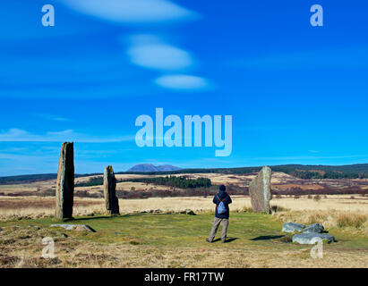 Uomo di fotografare le pietre permanente su Machrie Moor, Isle of Arran, North Ayrshire, in Scozia UK Foto Stock