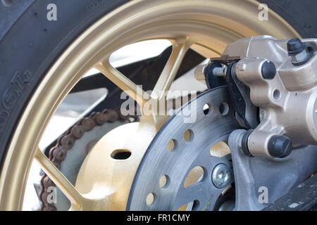 I freni a disco del motociclo ruota posteriore. Foto Stock